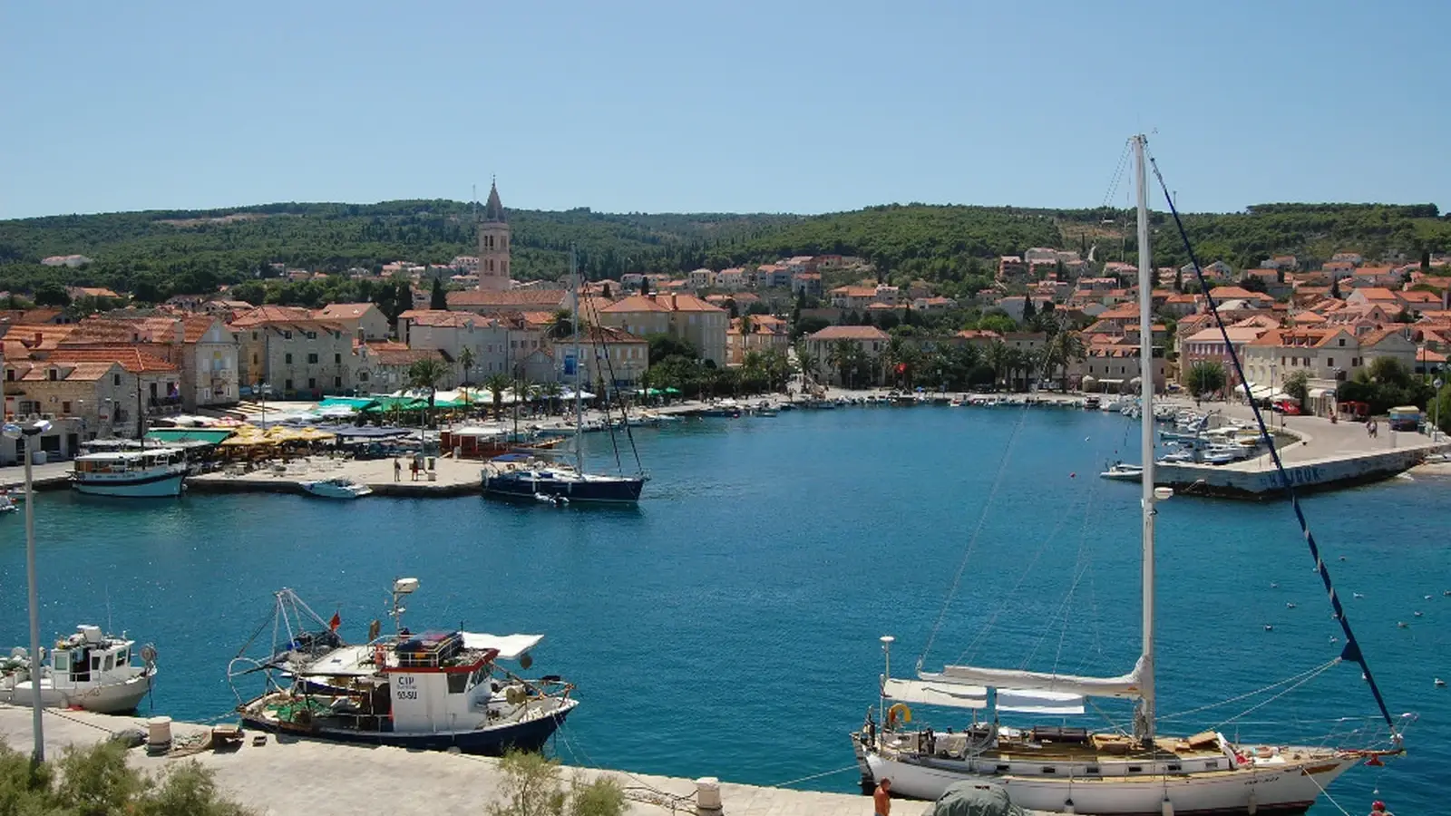 Supetar på Brač – miljöbild till jämförelsen Brač eller Hvar