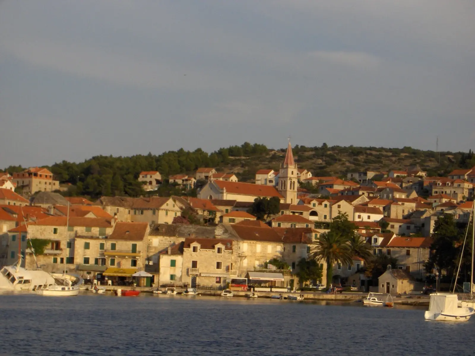 Hamnen och stenhusen i Postira på Brač