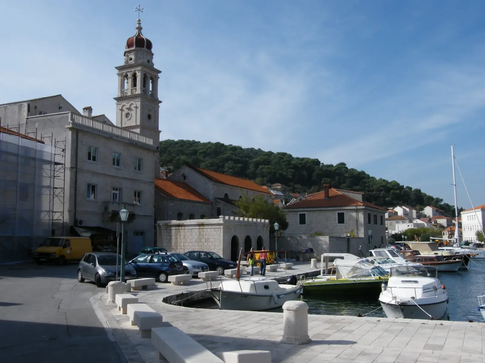 Hamnen och den vita stenarkitekturen i Pučišća på Brač