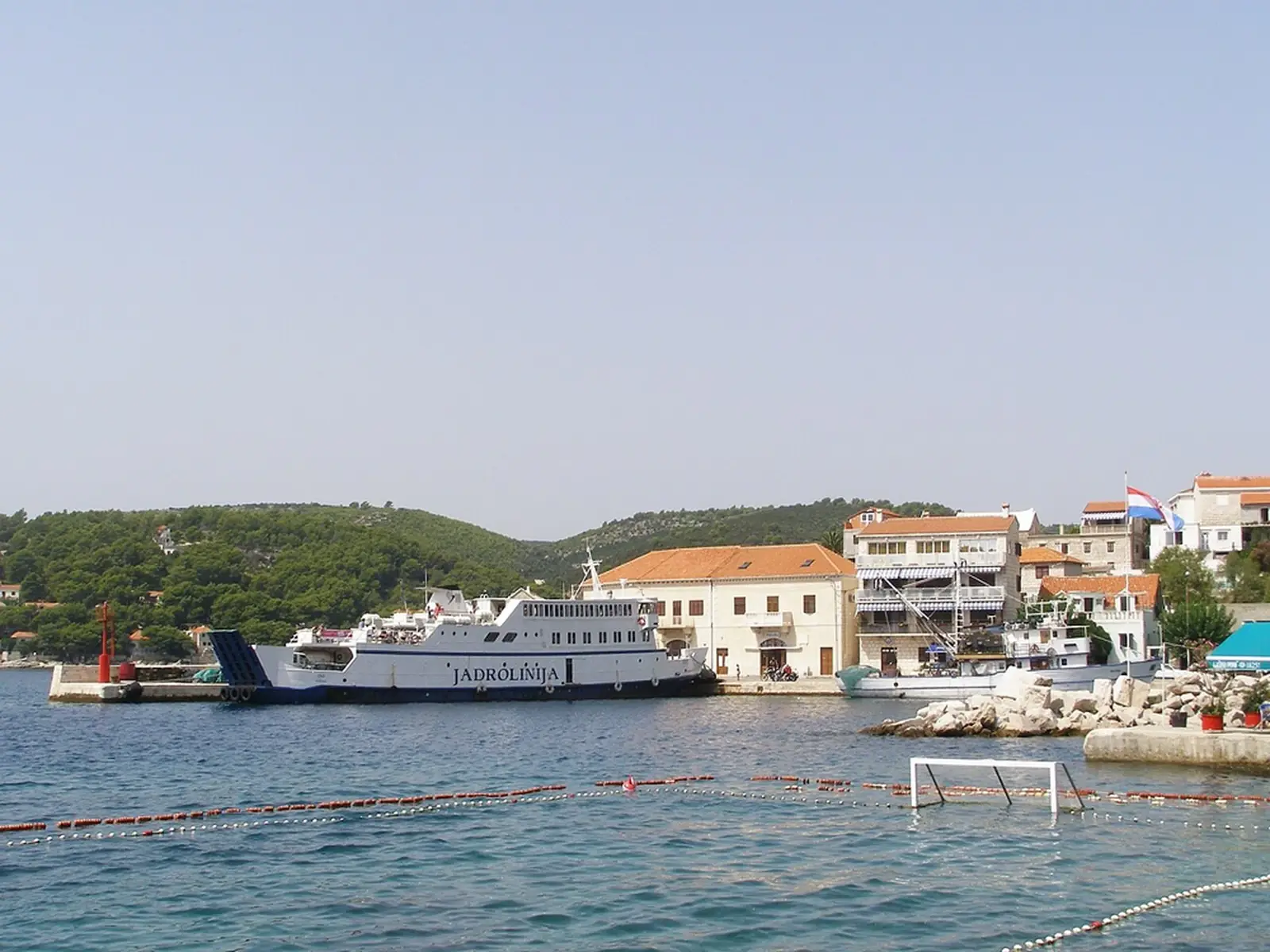 Bilfärja i hamnen i Sumartin på Brač