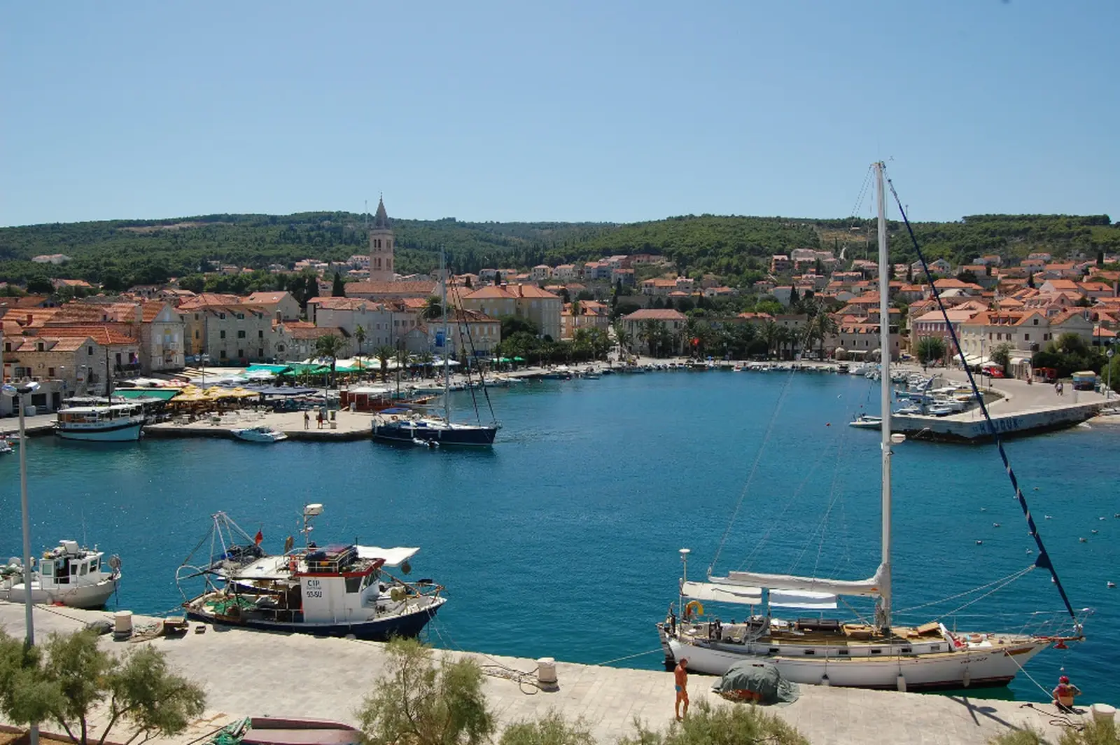 Hamnen och bebyggelsen i Supetar på Brač