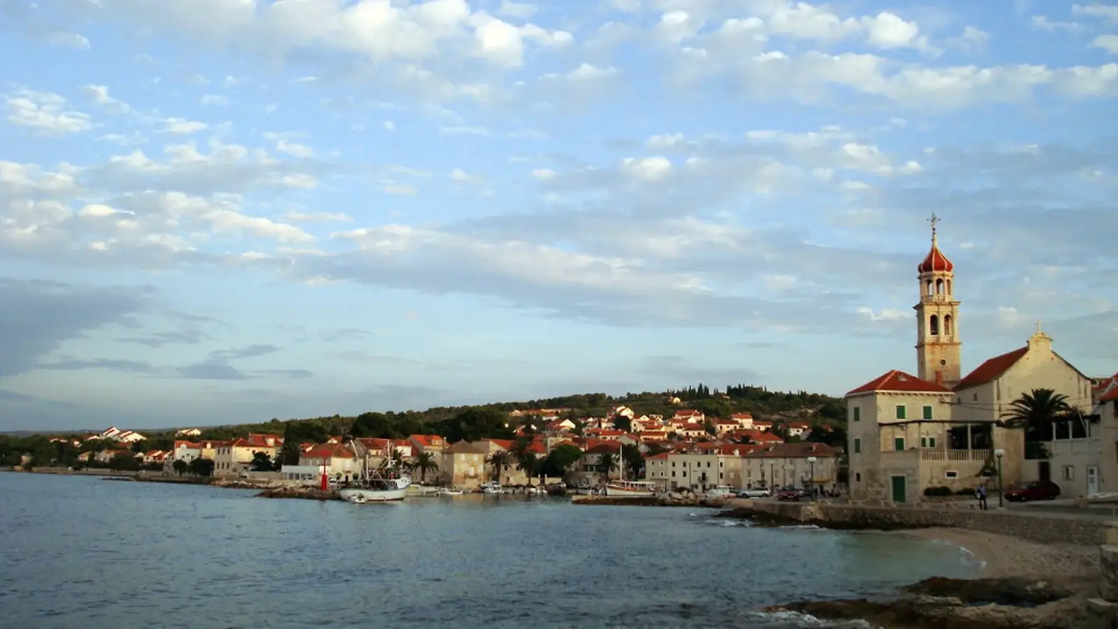 Strandpromenaden och kyrkan i Sutivan på Brač